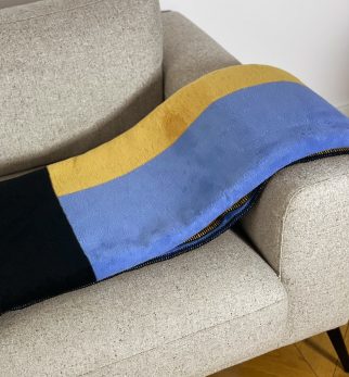 Duży koc bawełniany Exclamation Blue Point Hogai – musztardowo-niebieski koc z graficznym motywem wykrzyknika.