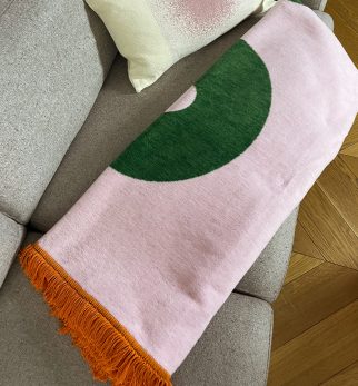 Duży koc bawełniany Exclamation Pink Point Hogai – różowo-zielony koc z motywem wykrzyknika.
