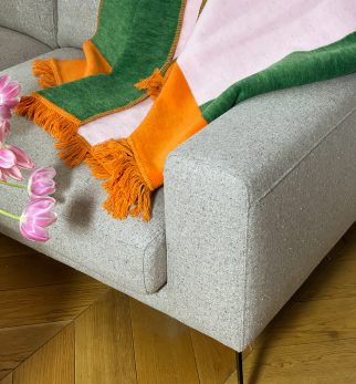 Duży koc bawełniany Exclamation Pink Point Hogai – różowo-zielony koc z motywem wykrzyknika.