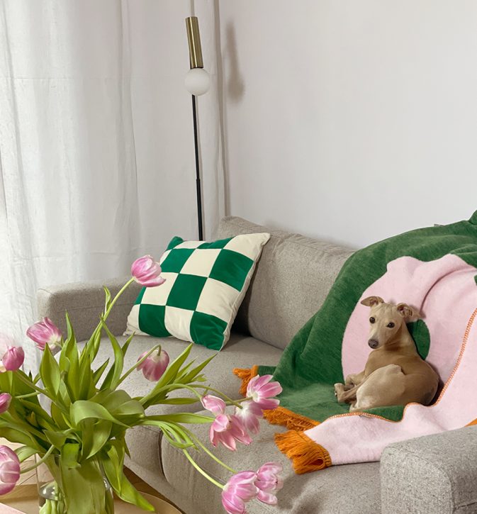 Duży koc bawełniany Exclamation Pink Point Hogai – różowo-zielony koc z motywem wykrzyknika.