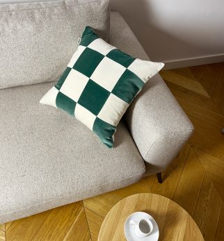 Ręcznie robiona poduszka Dreamer 50x50 z bawełnianego aksamitu marki Hogai.