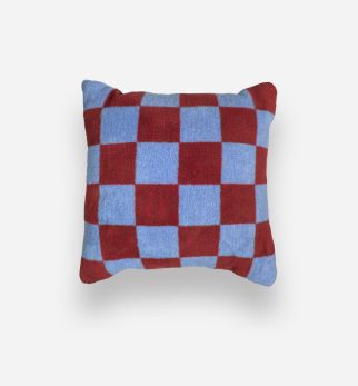 Puszysta poduszka w szachownicę Chess Burgundy-Blue Hogai – miękka poduszka żakardowa w kolorze bordowym i niebieskim.