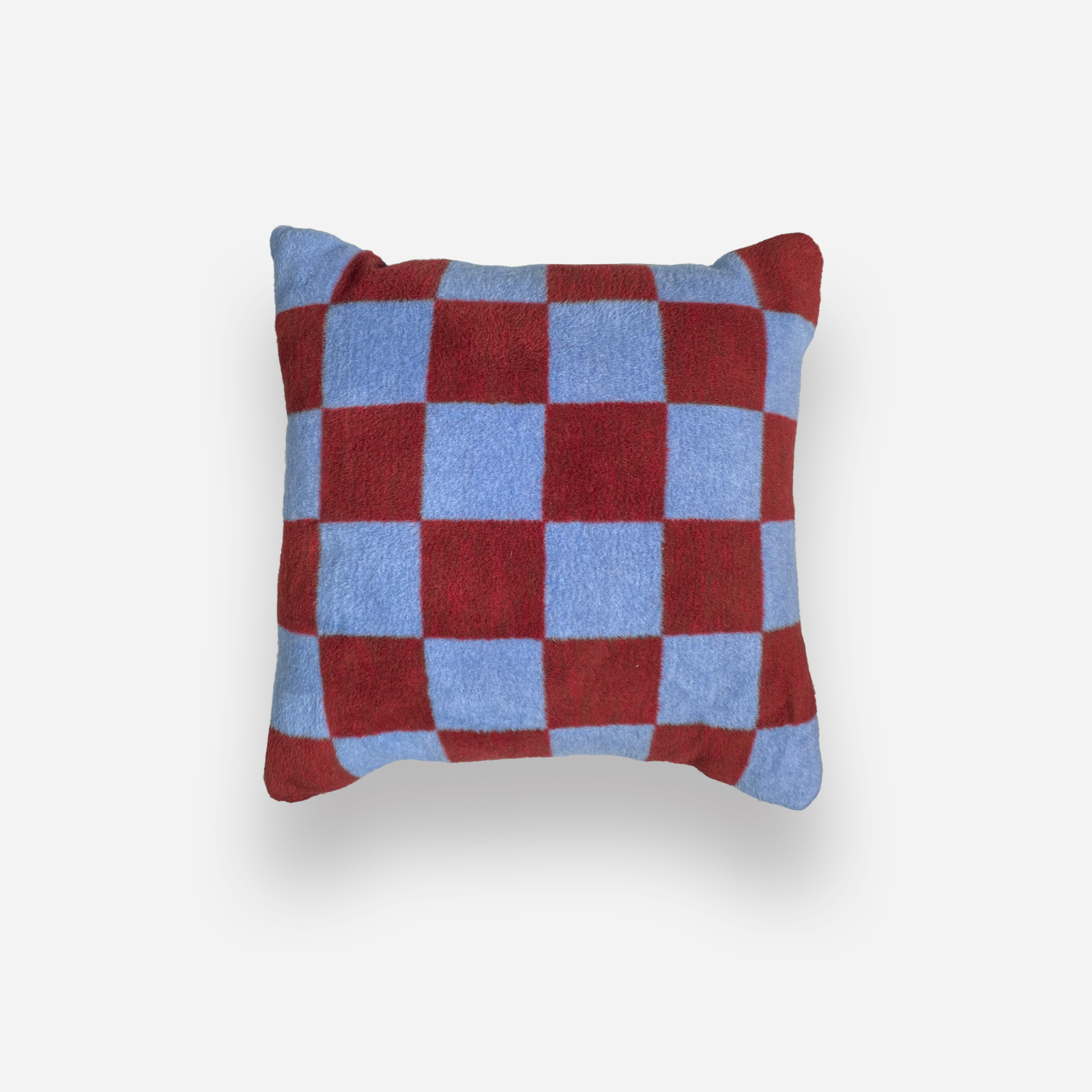 BurgundyBlue_f | Hogai Puszysta poduszka w szachownicę chess burgundy-blue hogai – miękka poduszka żakardowa w kolorze bordowym i niebieskim.