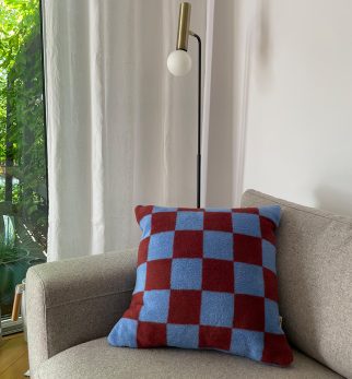 Puszysta poduszka w szachownicę Chess Burgundy-Blue Hogai – miękka poduszka żakardowa w kolorze bordowym i niebieskim.