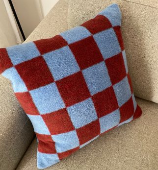 Puszysta poduszka w szachownicę Chess Burgundy-Blue Hogai – miękka poduszka żakardowa w kolorze bordowym i niebieskim.