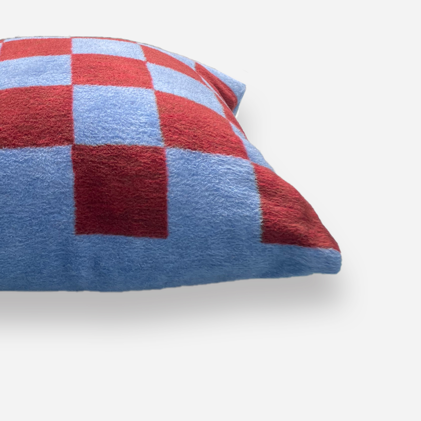 Puszysta poduszka w szachownicę Chess Burgundy-Blue Hogai – miękka poduszka żakardowa w kolorze bordowym i niebieskim.