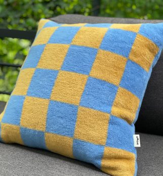 Puszysta poduszka w szachownicę Chess Honey Blue Hogai – miękka poduszka żakardowa miodowo-niebieska.
