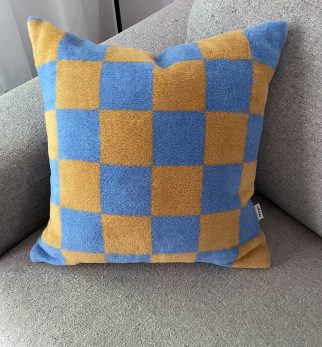 Puszysta poduszka w szachownicę Chess Honey Blue Hogai – miękka poduszka żakardowa miodowo-niebieska.