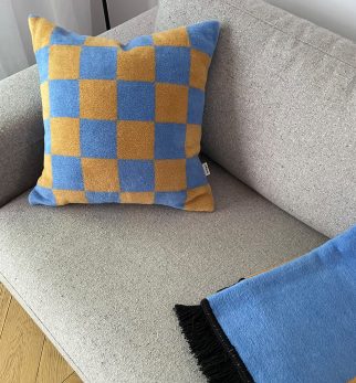 Puszysta poduszka w szachownicę Chess Honey Blue Hogai – miękka poduszka żakardowa miodowo-niebieska.