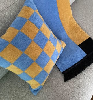 Puszysta poduszka w szachownicę Chess Honey Blue Hogai – miękka poduszka żakardowa miodowo-niebieska.