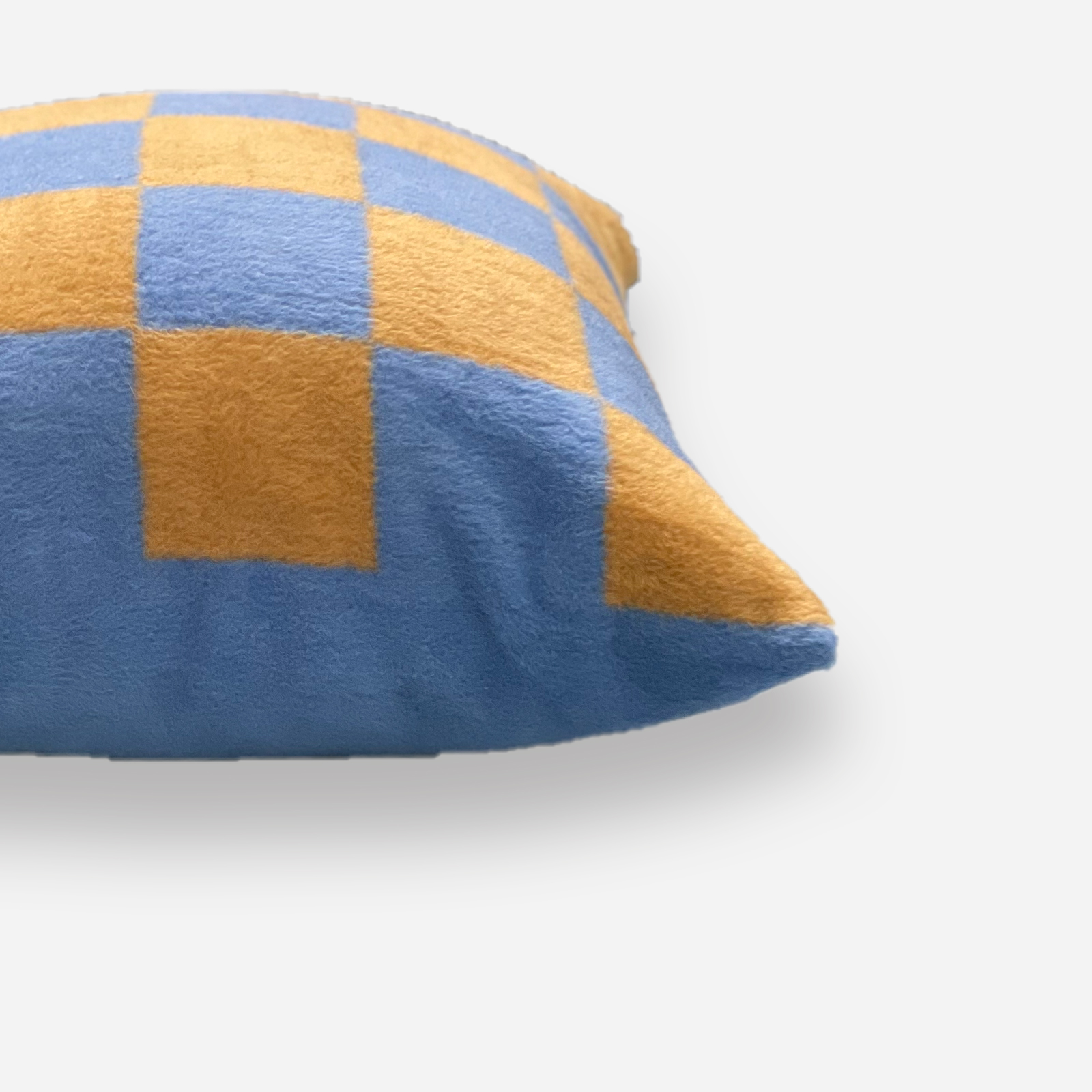 Puszysta poduszka w szachownicę Chess Honey Blue Hogai – miękka poduszka żakardowa miodowo-niebieska.
