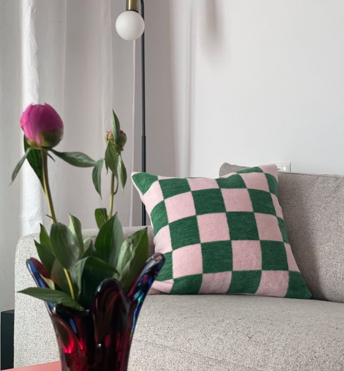Puszysta poduszka w szachownicę Chess Pink-Green Hogai – miękka poduszka żakardowa różowo-zielona.