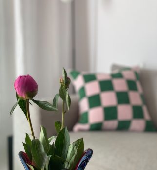 Puszysta poduszka w szachownicę Chess Pink-Green Hogai – miękka poduszka żakardowa różowo-zielona.