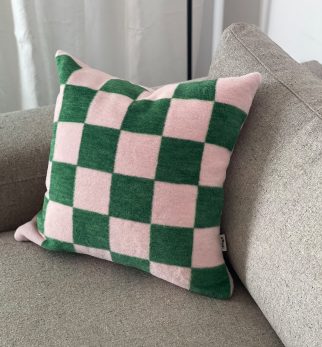 Puszysta poduszka w szachownicę Chess Pink-Green Hogai – miękka poduszka żakardowa różowo-zielona.