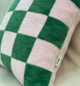 Puszysta poduszka w szachownicę Chess Pink-Green Hogai – miękka poduszka żakardowa różowo-zielona.