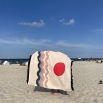 Designerska bawełniana narzuta na łóżko surfer baltic red od hogai. 165x210 cm – czerwono biały wzór inspirowany bałtykiem.