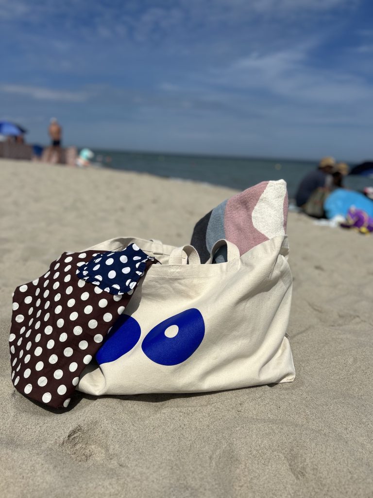 Hogai exclamation bag creamy with a cobalt design - for a beach in polish style