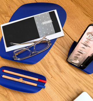 Niebieski organizer biurkowy Flow Set Cobalt Love – zestaw metalowych akcesoriów o rzeźbiarskich kształtach.