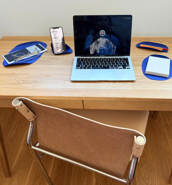 Niebieski organizer biurkowy Flow Set Cobalt Love – zestaw metalowych akcesoriów o rzeźbiarskich kształtach.