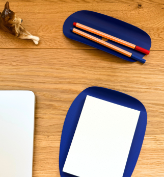 Niebieski organizer biurkowy Flow Set Cobalt Love – zestaw metalowych akcesoriów o rzeźbiarskich kształtach.