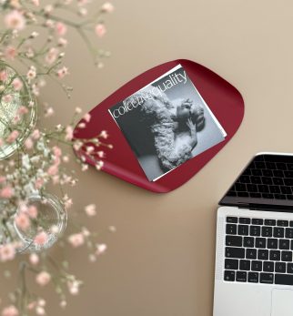 Bordowy organizer biurkowy Flow Set Burgundy Star – zestaw metalowych akcesoriów o rzeźbiarskich kształtach.