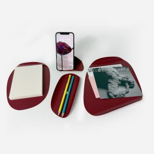 Bordowy organizer biurkowy Flow Set Burgundy Star – zestaw metalowych akcesoriów o rzeźbiarskich kształtach.