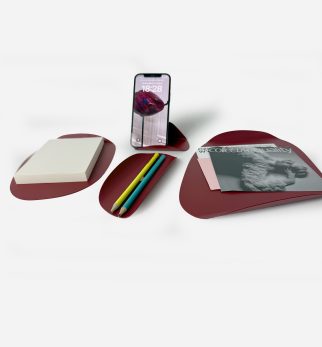 Bordowy organizer biurkowy Flow Set Burgundy Star – zestaw metalowych akcesoriów o rzeźbiarskich kształtach.