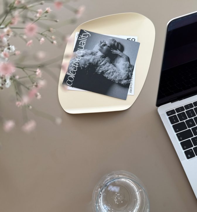 Kremowy organizer biurkowy Flow Set Ecru Lady – zestaw metalowych akcesoriów o rzeźbiarskich kształtach.