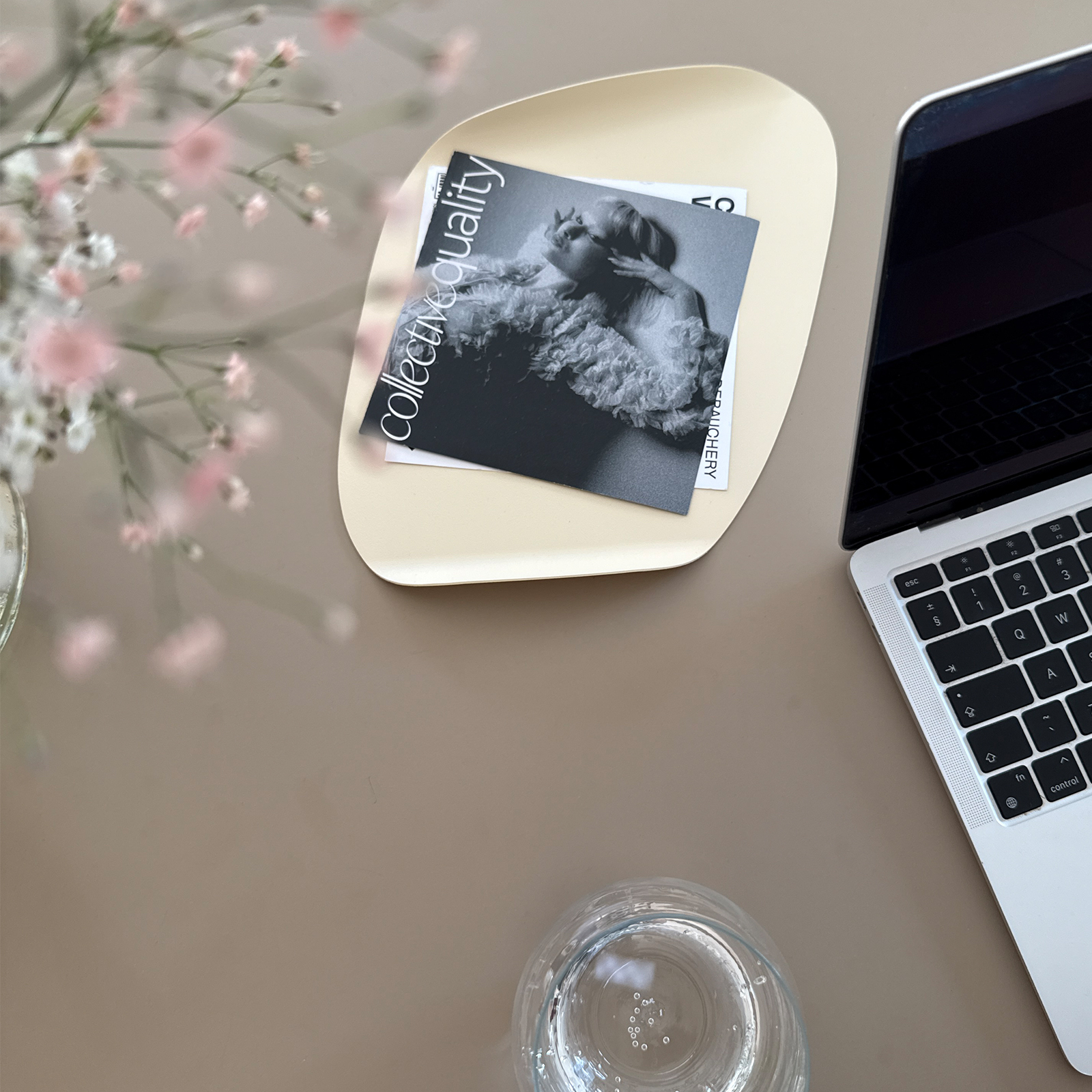 ecru_ls_10 | Hogai Kremowy organizer biurkowy flow set ecru lady – zestaw metalowych akcesoriów o rzeźbiarskich kształtach.