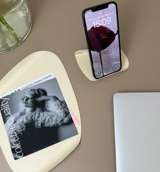 Kremowy organizer biurkowy Flow Set Ecru Lady – zestaw metalowych akcesoriów o rzeźbiarskich kształtach.