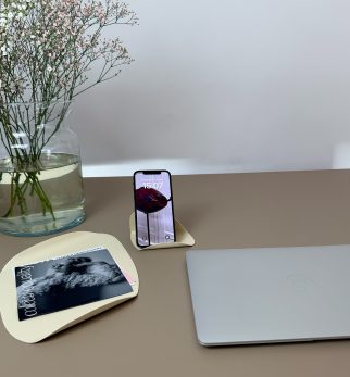 Kremowy organizer biurkowy Flow Set Ecru Lady – zestaw metalowych akcesoriów o rzeźbiarskich kształtach.