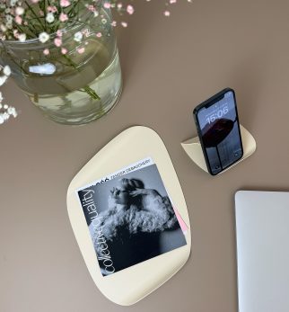 Kremowy organizer biurkowy Flow Set Ecru Lady – zestaw metalowych akcesoriów o rzeźbiarskich kształtach.