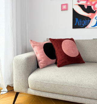 Aranżacja poduszek Hogai Point: Pink i Burgund. 