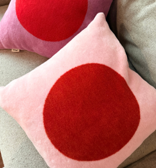 Aranżacja poduszek Hogai Point: Pink i Rose. 