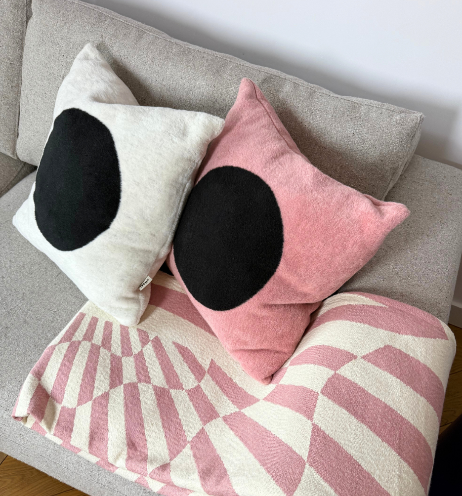 Aranżacja poduszek Hogai Point: Ecru i Pink. 