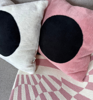 Aranżacja poduszek Hogai Point: Ecru i Pink. 