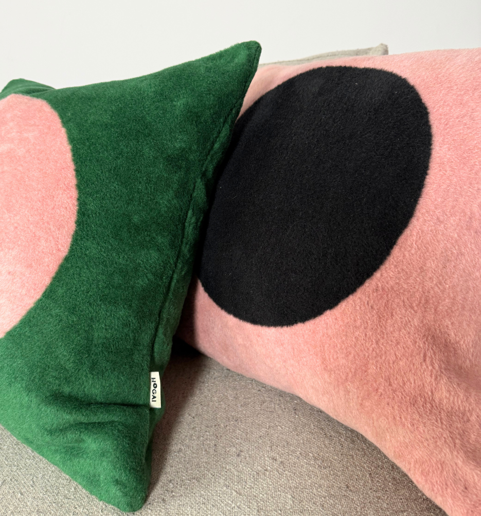 Aranżacja poduszek Hogai Point: Green i Pink. 