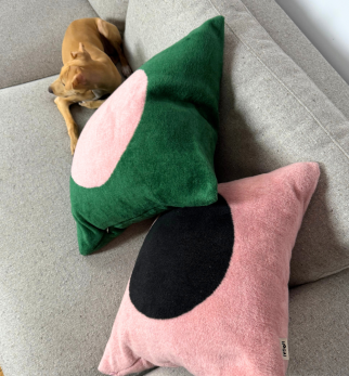 Aranżacja poduszek Hogai Point: Green i Pink. 