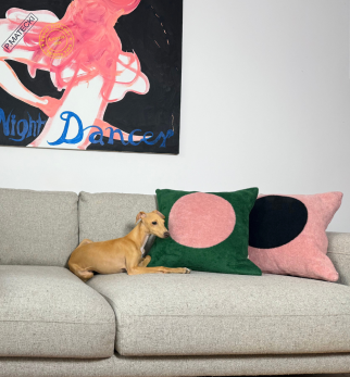 Aranżacja poduszek Hogai Point: Green i Pink. 