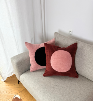 Aranżacja poduszek Hogai Point: Pink i Burgund. 