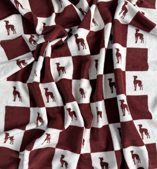 Bawełniany koc Burgundy Lola z kolekcji Iggy – designerski pled HOGAI z motywem psa - detal
