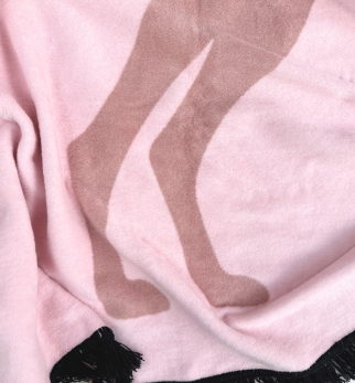 Bawełniany koc Pink Lukier z kolekcji Iggy – designerski pled HOGAI z motywem psa - detal